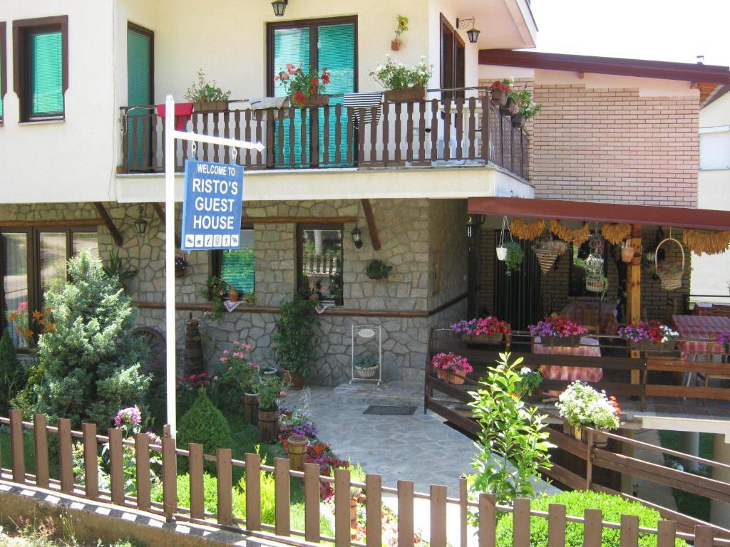 Risto'S Guest House Elshani Екстериор снимка