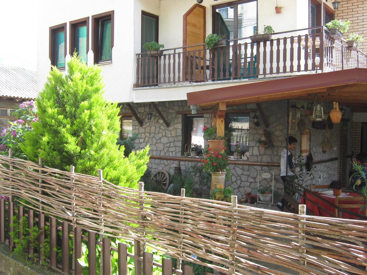 Risto'S Guest House Elshani Екстериор снимка